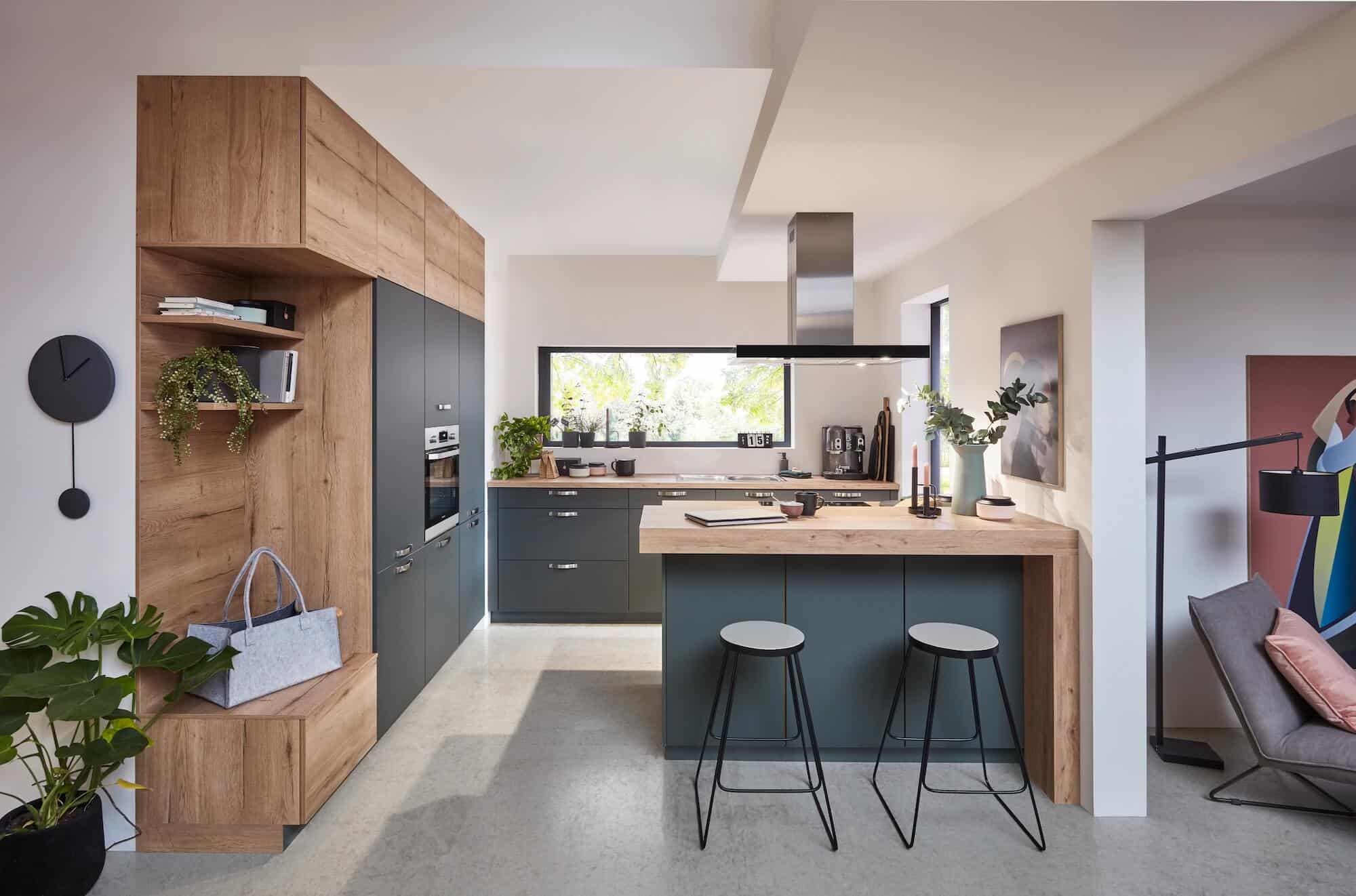 Nobilia-moderne-G-Kueche-mit-Kuechentheke-Holz