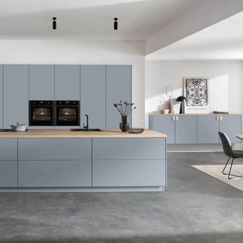 Nobilia Moderne Inselküche Hellblau mit Sideboard