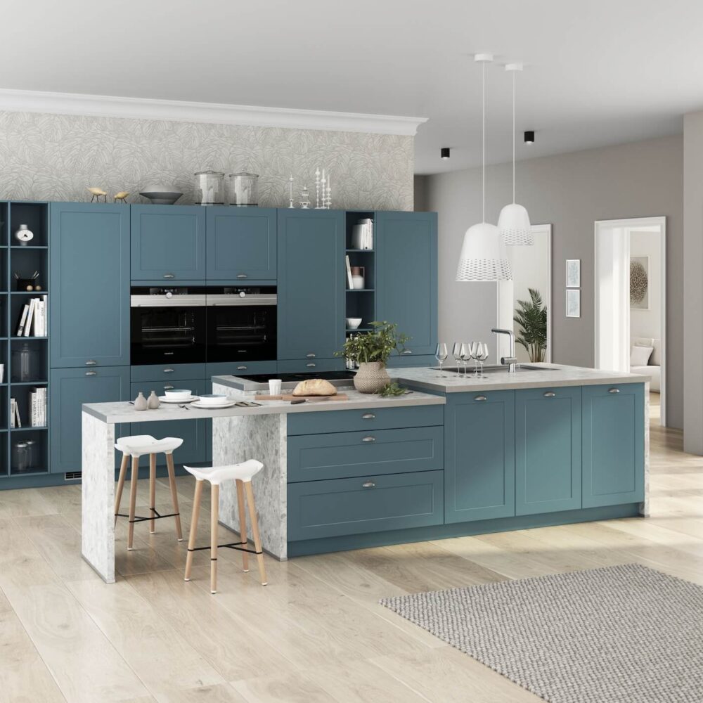 Bauformat Landhausküche mit Insel türkisblau